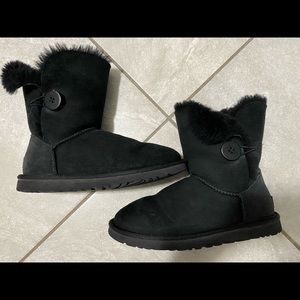 Uggs Bailey button black SIZE 8